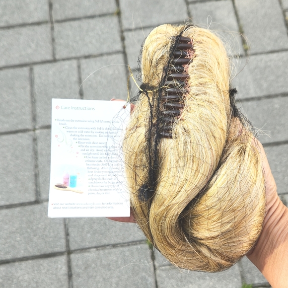 Soho Style Joann 19" Futura Jaw Clip-In Ponytail Extension S15 Honey Blonde - Picture 4 of 6